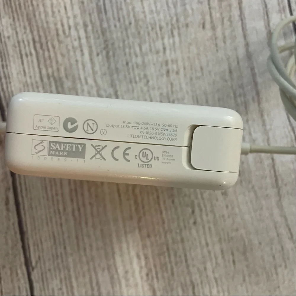 APPLE 85W MagSafe Power Adapter for 15- and 17-inch MacBook Pro